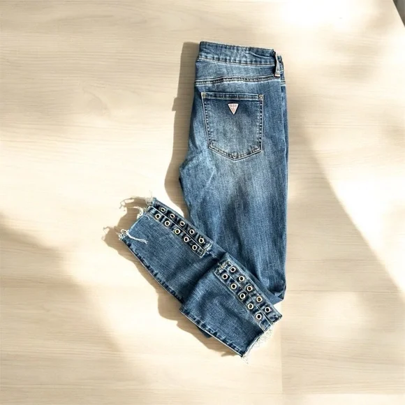 Women's GUESS Distressed Blue Jeans Grommet Eyelet Cropped Low-Mid Rise Size 27 - Picture 3 of 9